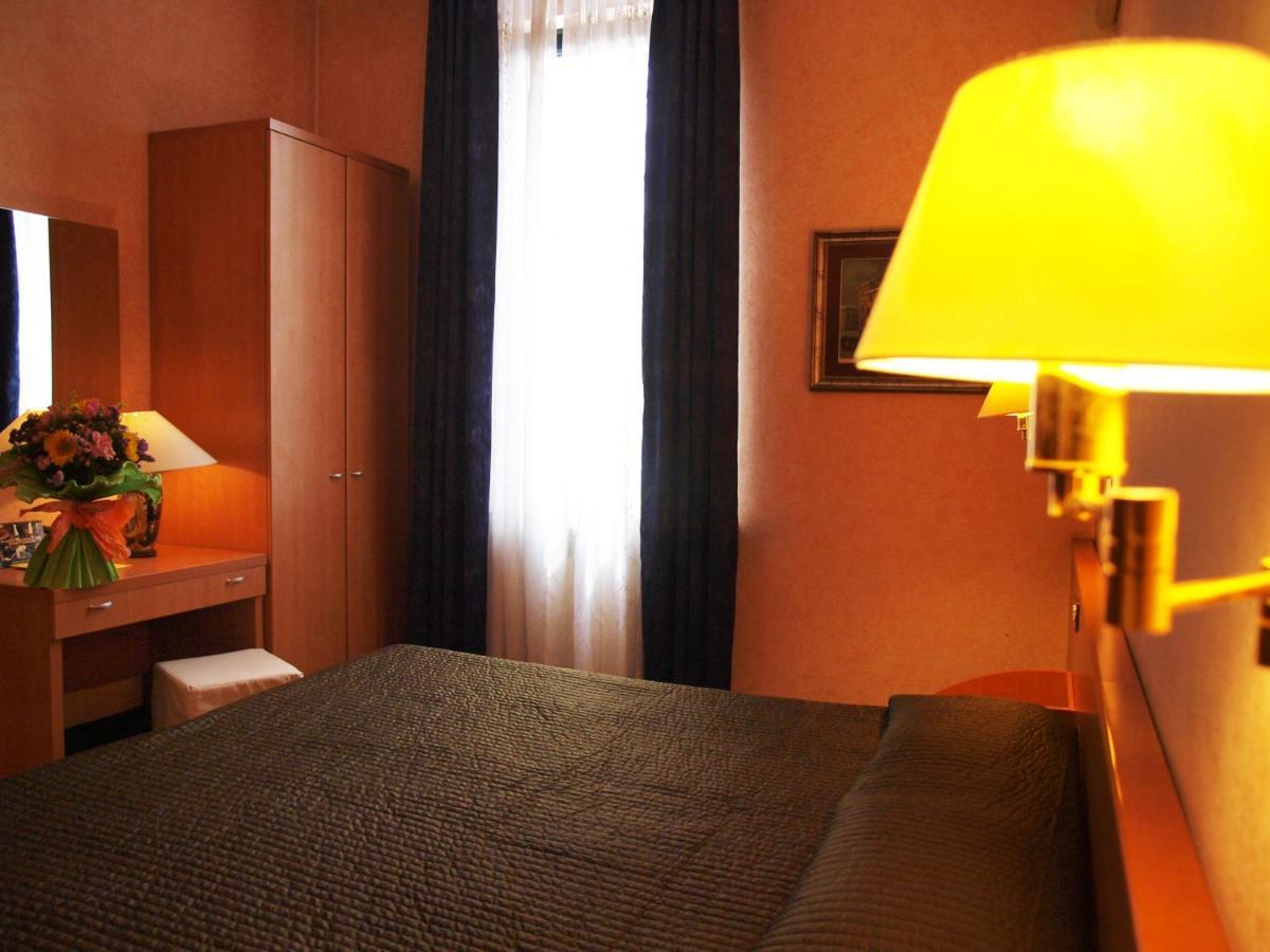Hotel Alloggio Colombo Piacenza Zewnętrze zdjęcie